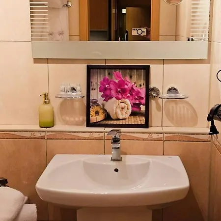 Apartment Family For 6, 10mins To Centre, Free Parking, Quiet Location, New Furniture, Balcony Prag