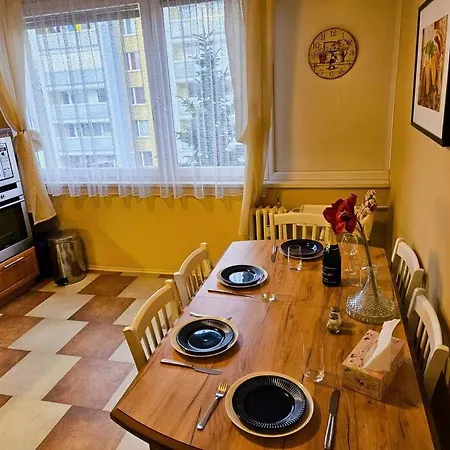 Family For 6, 10mins To Centre, Free Parking, Quiet Location, New Furniture, Balcony Prag