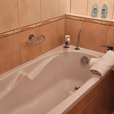 Family For 6, 10mins To Centre, Free Parking, Quiet Location, New Furniture, Balcony Daire Prag