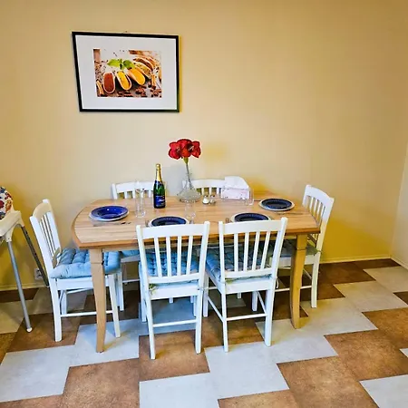 Daire Family For 6, 10mins To Centre, Free Parking, Quiet Location, New Furniture, Balcony Prag
