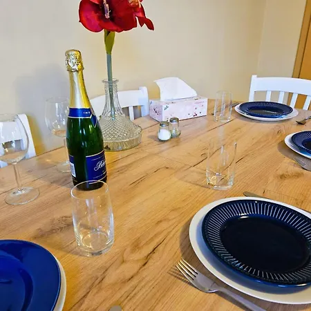 Apartamento Family For 6, 10mins To Centre, Free Parking, Quiet Location, New Furniture, Balcony *