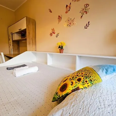 Daire Family For 6, 10mins To Centre, Free Parking, Quiet Location, New Furniture, Balcony Prag