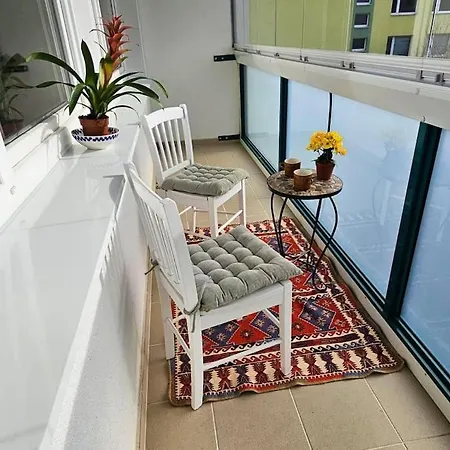 Family For 6, 10mins To Centre, Free Parking, Quiet Location, New Furniture, Balcony Daire Prag
