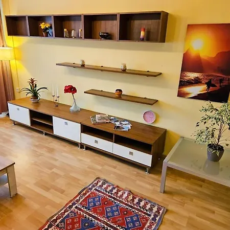 Family For 6, 10mins To Centre, Free Parking, Quiet Location, New Furniture, Balcony Daire *