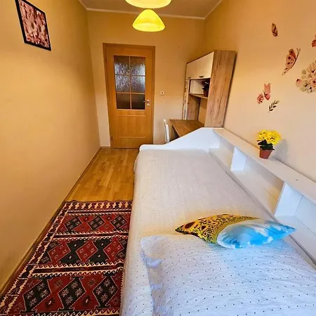 Daire Family For 6, 10mins To Centre, Free Parking, Quiet Location, New Furniture, Balcony Prag