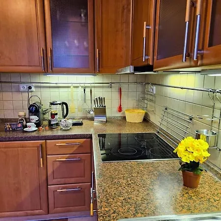 Family For 6, 10mins To Centre, Free Parking, Quiet Location, New Furniture, Balcony Daire Prag
