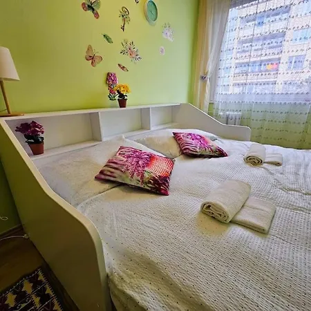 Family For 6, 10mins To Centre, Free Parking, Quiet Location, New Furniture, Balcony Daire
