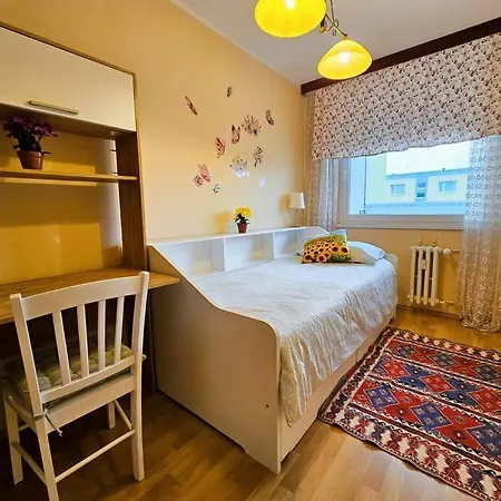 Family For 6, 10mins To Centre, Free Parking, Quiet Location, New Furniture, Balcony Prag