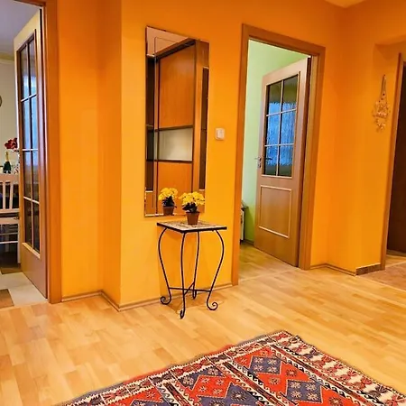 Family For 6, 10mins To Centre, Free Parking, Quiet Location, New Furniture, Balcony 프라하