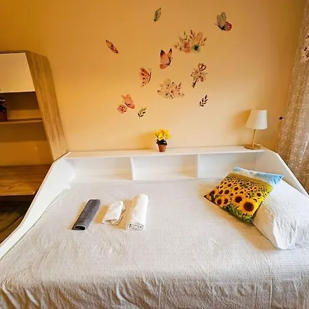 Family For 6, 10mins To Centre, Free Parking, Quiet Location, New Furniture, Balcony Daire