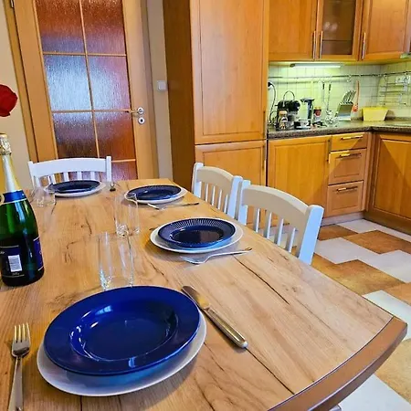 Daire Family For 6, 10mins To Centre, Free Parking, Quiet Location, New Furniture, Balcony Prag