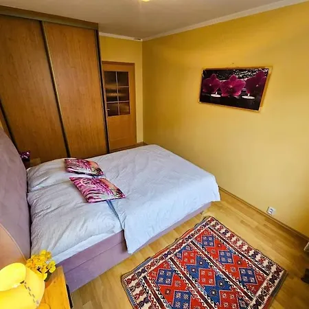 Family For 6, 10mins To Centre, Free Parking, Quiet Location, New Furniture, Balcony * Prag