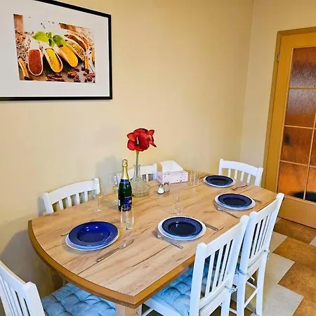Daire Family For 6, 10mins To Centre, Free Parking, Quiet Location, New Furniture, Balcony Prag