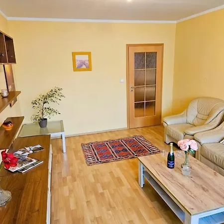 Family For 6, 10mins To Centre, Free Parking, Quiet Location, New Furniture, Balcony * Prag