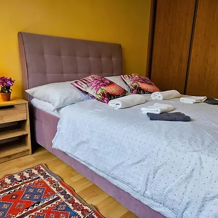 Family For 6, 10mins To Centre, Free Parking, Quiet Location, New Furniture, Balcony Daire