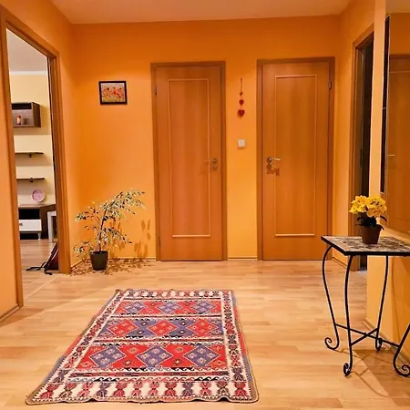 Daire Family For 6, 10mins To Centre, Free Parking, Quiet Location, New Furniture, Balcony Prag