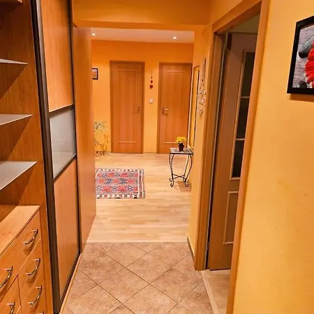 Family For 6, 10mins To Centre, Free Parking, Quiet Location, New Furniture, Balcony Daire Prag