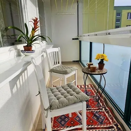 Family For 6, 10mins To Centre, Free Parking, Quiet Location, New Furniture, Balcony * Prag