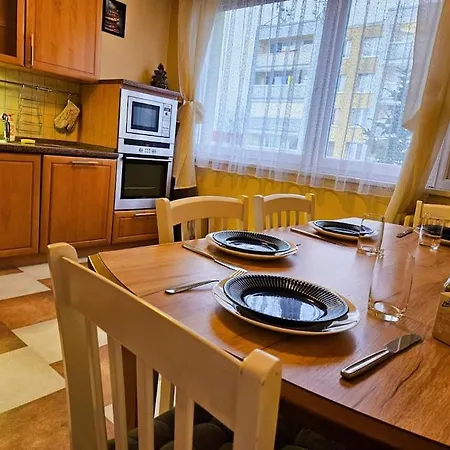 Family For 6, 10mins To Centre, Free Parking, Quiet Location, New Furniture, Balcony Prag