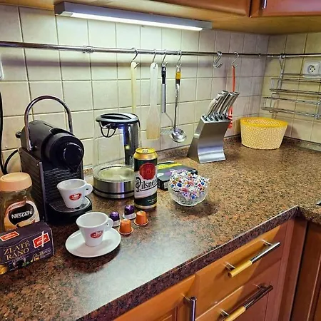 Daire Family For 6, 10mins To Centre, Free Parking, Quiet Location, New Furniture, Balcony Prag