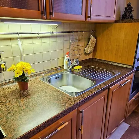 Family For 6, 10mins To Centre, Free Parking, Quiet Location, New Furniture, Balcony * Prag