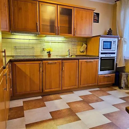 아파트 Family For 6, 10mins To Centre, Free Parking, Quiet Location, New Furniture, Balcony *