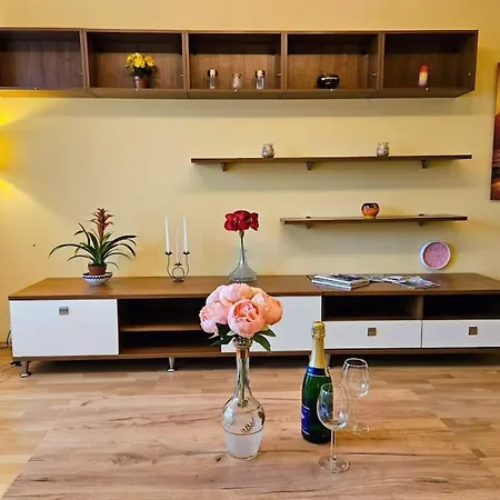 Family For 6, 10mins To Centre, Free Parking, Quiet Location, New Furniture, Balcony * Prag