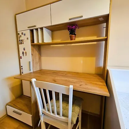 Family For 6, 10mins To Centre, Free Parking, Quiet Location, New Furniture, Balcony Daire
