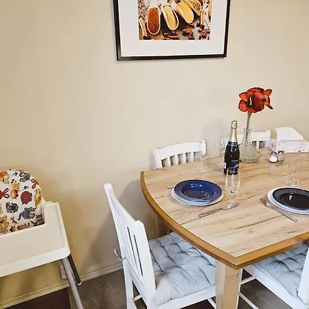 Family For 6, 10mins To Centre, Free Parking, Quiet Location, New Furniture, Balcony * Prag