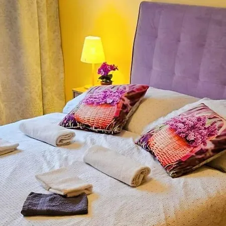 Family For 6, 10mins To Centre, Free Parking, Quiet Location, New Furniture, Balcony Daire *