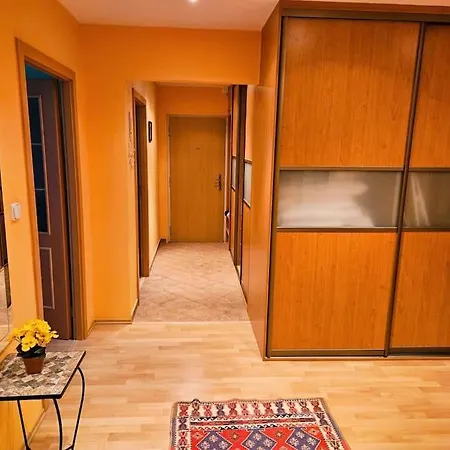 Daire Family For 6, 10mins To Centre, Free Parking, Quiet Location, New Furniture, Balcony Prag