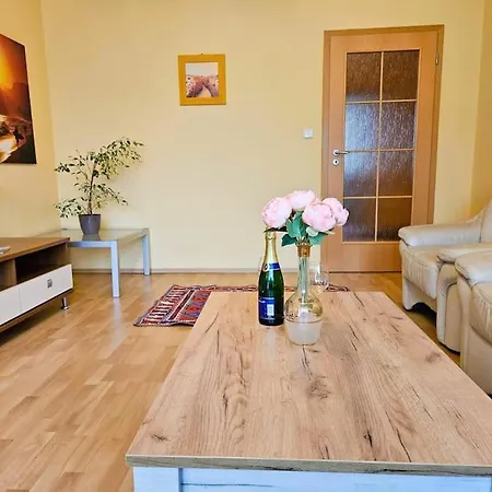 Family For 6, 10mins To Centre, Free Parking, Quiet Location, New Furniture, Balcony * Prag