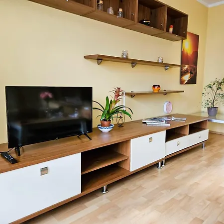 Family For 6, 10mins To Centre, Free Parking, Quiet Location, New Furniture, Balcony * Praag