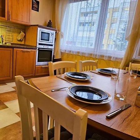 Family For 6, 10mins To Centre, Free Parking, Quiet Location, New Furniture, Balcony *