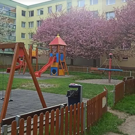 Family For 6, 10mins To Centre, Free Parking, Quiet Location, New Furniture, Balcony Apartment