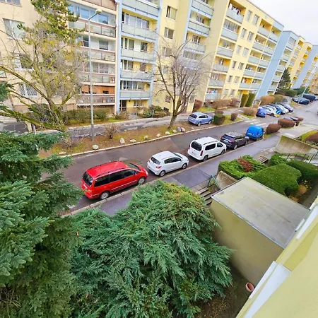 Family For 6, 10mins To Centre, Free Parking, Quiet Location, New Furniture, Balcony Apartment *