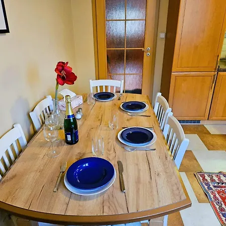 Apartment Family For 6, 10mins To Centre, Free Parking, Quiet Location, New Furniture, Balcony *