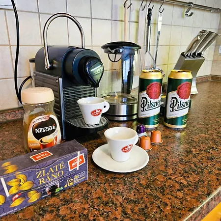 Family For 6, 10mins To Centre, Free Parking, Quiet Location, New Furniture, Balcony *