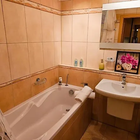 Family For 6, 10mins To Centre, Free Parking, Quiet Location, New Furniture, Balcony