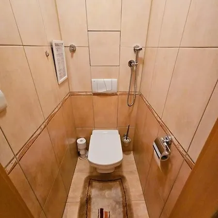 Apartment Family For 6, 10mins To Centre, Free Parking, Quiet Location, New Furniture, Balcony