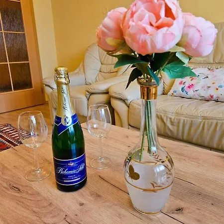 Family For 6, 10mins To Centre, Free Parking, Quiet Location, New Furniture, Balcony Apartment *