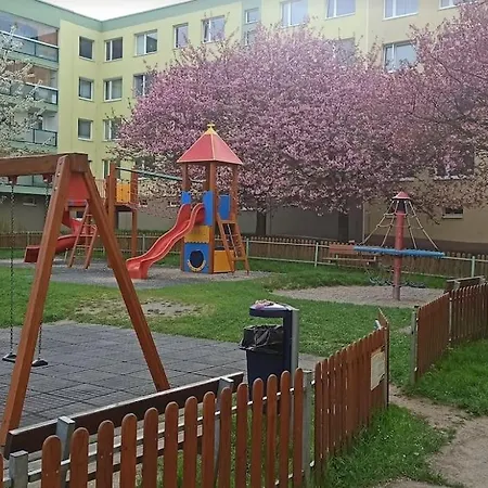Apartment Family For 6, 10mins To Centre, Free Parking, Quiet Location, New Furniture, Balcony *