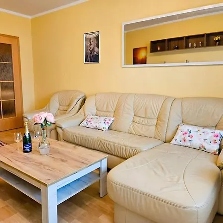 Family For 6, 10mins To Centre, Free Parking, Quiet Location, New Furniture, Balcony