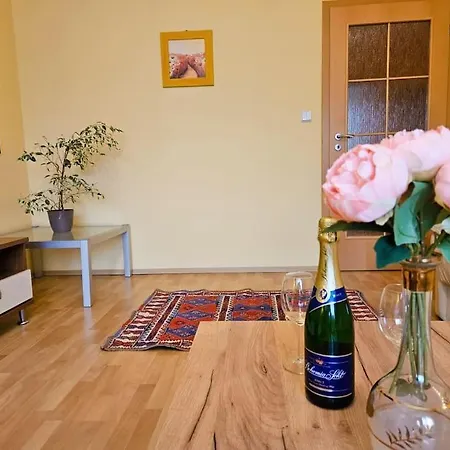 Apartment Family For 6, 10mins To Centre, Free Parking, Quiet Location, New Furniture, Balcony *