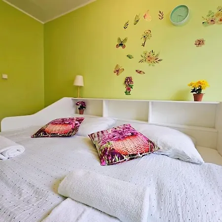 Family For 6, 10mins To Centre, Free Parking, Quiet Location, New Furniture, Balcony Apartment *