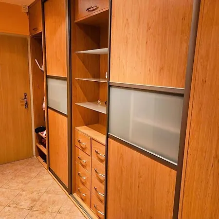 Apartment Family For 6, 10mins To Centre, Free Parking, Quiet Location, New Furniture, Balcony