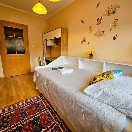 Apartment Family For 6, 10mins To Centre, Free Parking, Quiet Location, New Furniture, Balcony