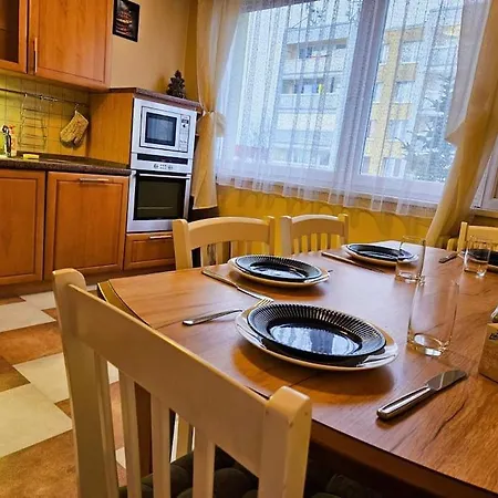 Family For 6, 10mins To Centre, Free Parking, Quiet Location, New Furniture, Balcony Prague