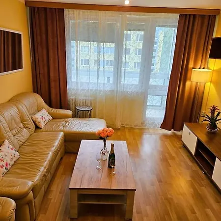 Apartment Family For 6, 10mins To Centre, Free Parking, Quiet Location, New Furniture, Balcony