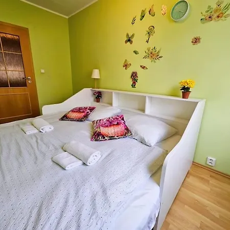 Apartment Family For 6, 10mins To Centre, Free Parking, Quiet Location, New Furniture, Balcony *